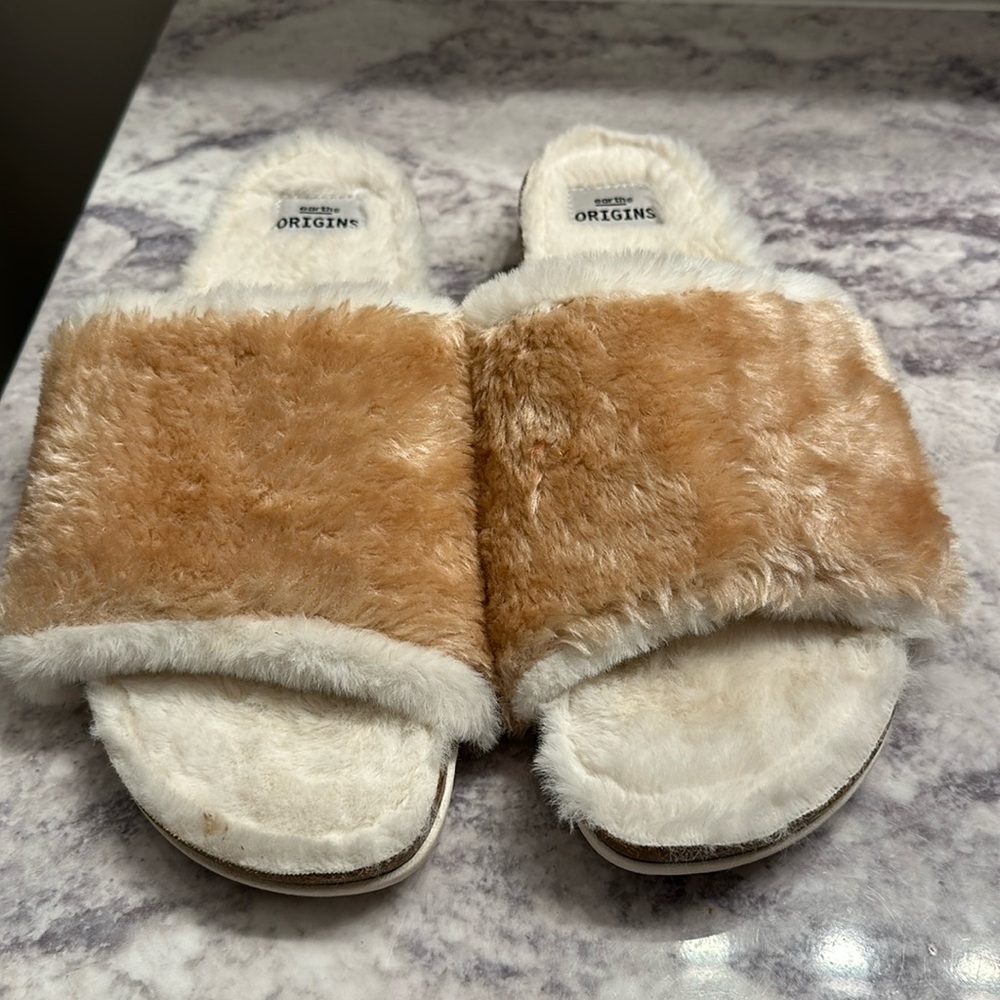 Earth Origins  Olli Faux Fur Slides Women’s Size 9 tan